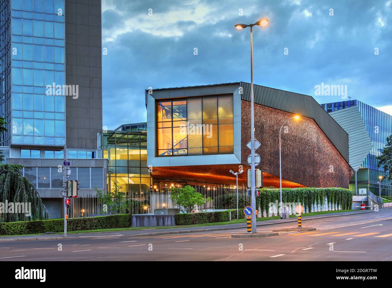 Ginevra, Svizzera - 13 luglio 2020 - serata di cattura della Sala delle conferenze dell'OMPI accanto all'Organizzazione Mondiale della Proprietà intellettuale a Ginevra, Svizzera Foto Stock