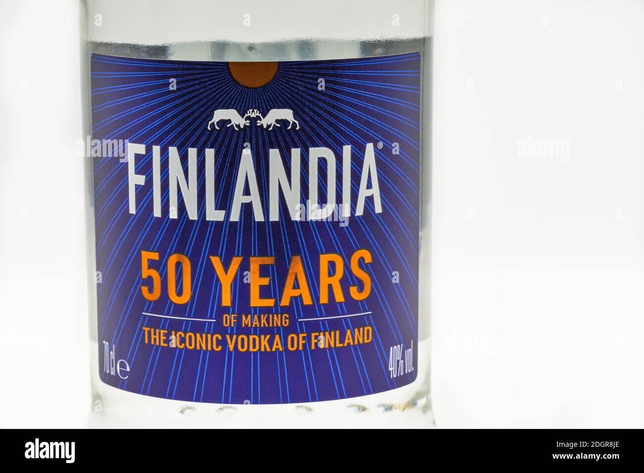 KIEV, UCRAINA - 03 OTTOBRE 2020: Etichetta della bottiglia di Finlandia vodka closeup contro bianco. Finlandia vodka è stata prodotta da orzo e da puro ghiacciaio w Foto Stock