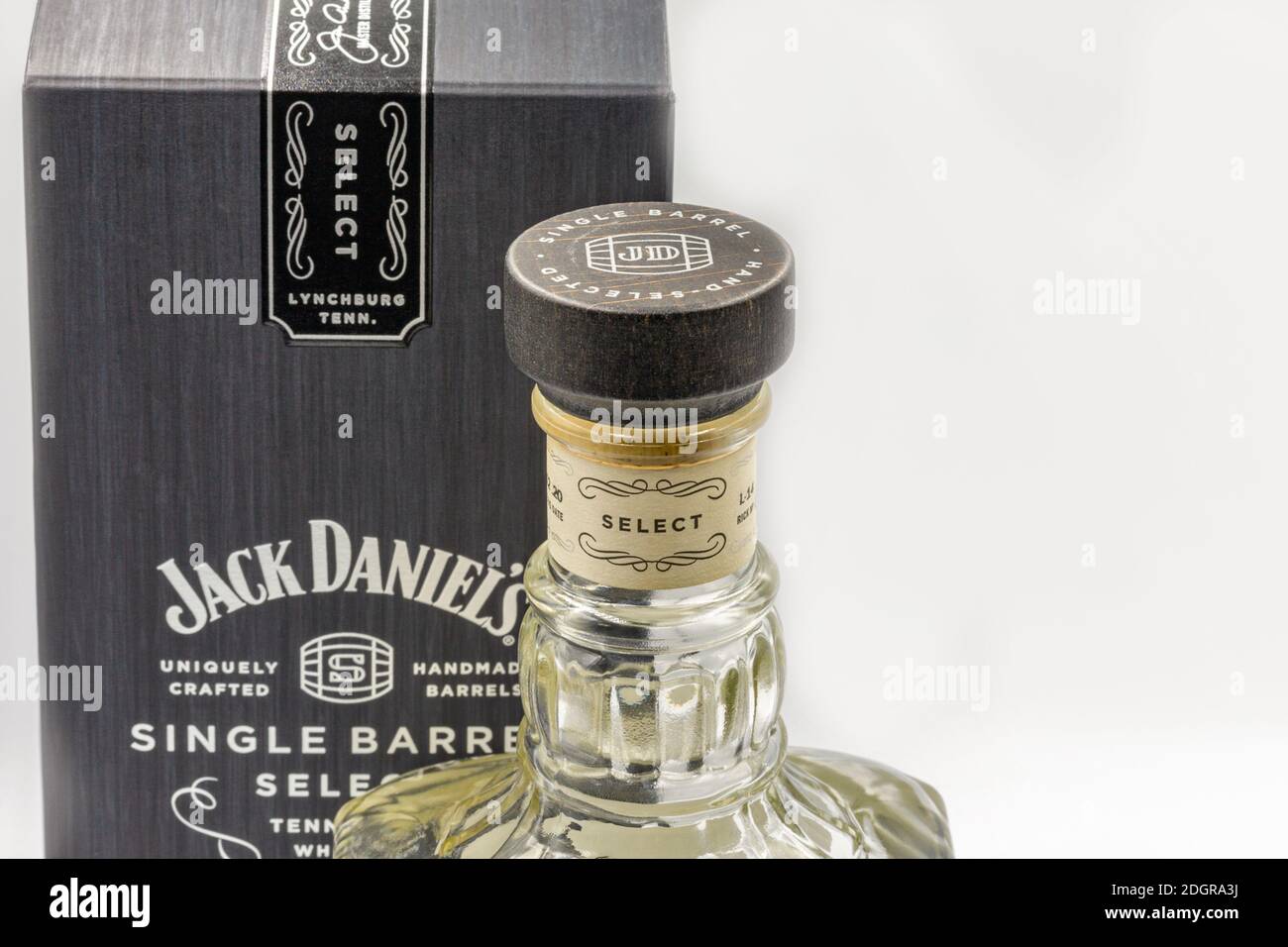 KIEV, UCRAINA - 07 NOVEMBRE 2020: Studio closeup sparare di bottiglia e scatola Jack Daniels Single Barrel Seleziona Tennessee Whiskey contro bianco. È il Foto Stock