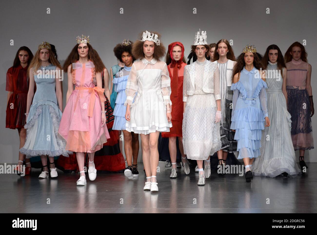 Modellare sulla passerella durante lo spettacolo della Bora Aksu London Fashion Week SS18 che si tiene al BFC Show Space di Londra. Foto Stock