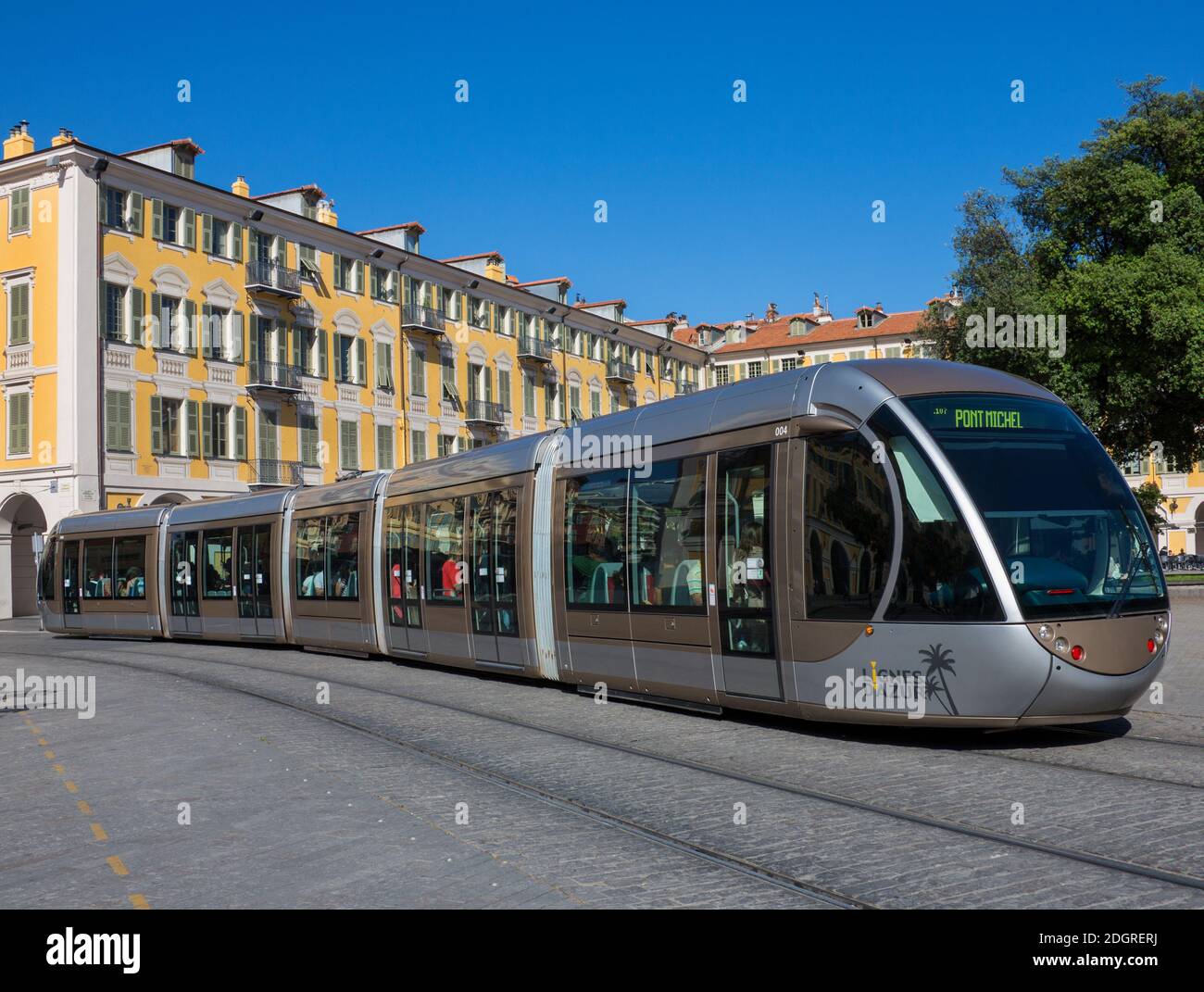 Un tram nella città di Nizza sulla Costa Azzurra nel sud della Francia. Tramway de Nice ha iniziato a operare tram trainati da cavalli nel 1879. Elettrificato nel 1900, Foto Stock