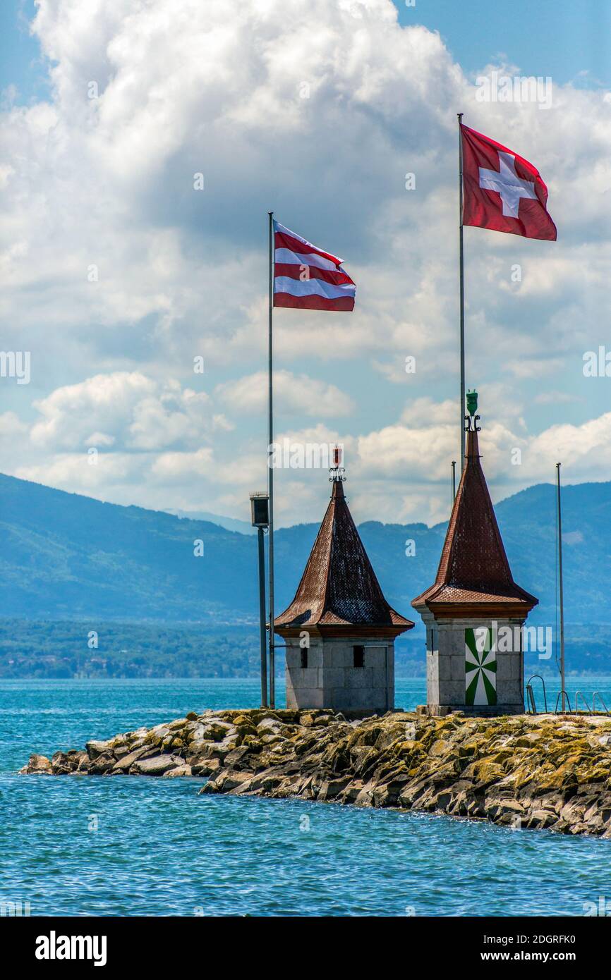 Ingresso al porto della città di Morges, sulla sponda nord del lago di Ginevra, nel cantone di Vaud, in Svizzera. Foto Stock