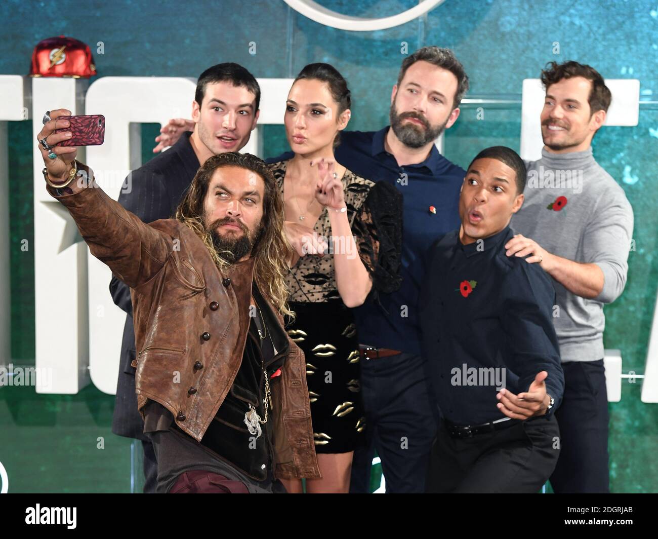 Jason Momoa, Ezra Miller, Gal Gadot, ben Affleck, Ray Fisher ed Henry Cavill frequentano la Justice League Photocall al College di Londra. Il credito immagine dovrebbe essere: Doug Peters/Empics Entertainment Foto Stock