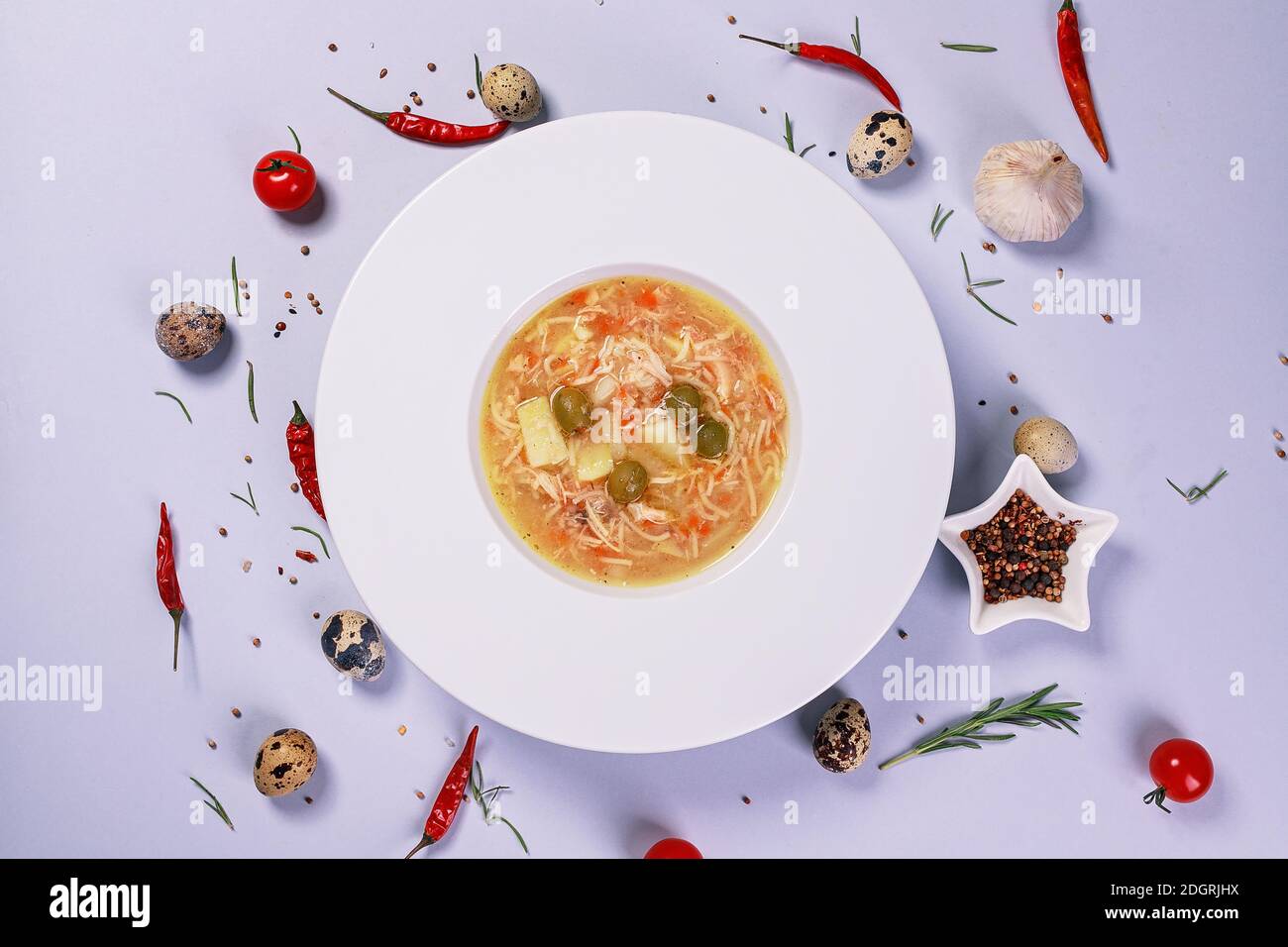 Zuppa di pollo con verdure, spezie e uova di quaglia. Cibo ancora vita Foto Stock