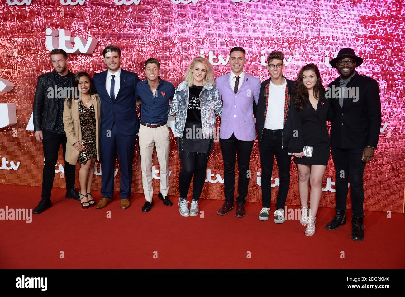 I finalisti X Factor (da sinistra a destra) Matt Linnen, Alisah Bonaobra, Lloyd Macey, Sam Black, Grace Davies, Jack and Joel, Holly Tandy e Kevin Davy White partecipano al Gala ITV 2017 tenutosi al London Paladium, Londra. Il credito fotografico dovrebbe essere: Doug Peters/EMPICS Entertainment Foto Stock