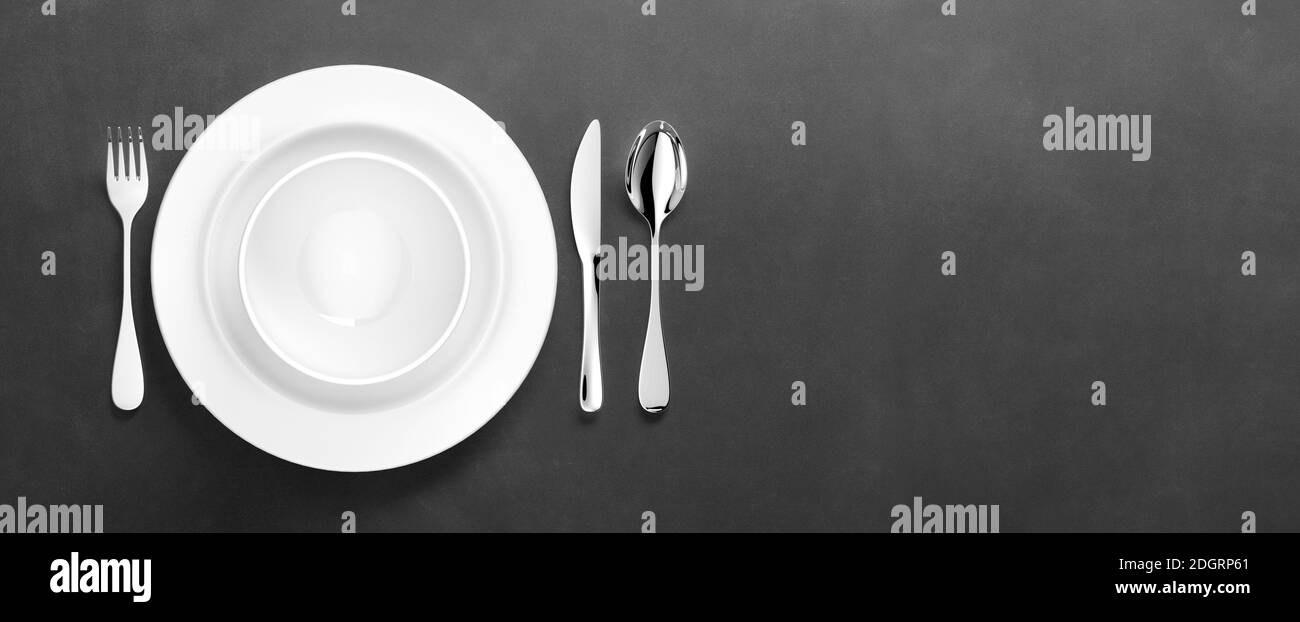 Stoviglie in porcellana bianca con posate in argento - Illustrazione Foto Stock