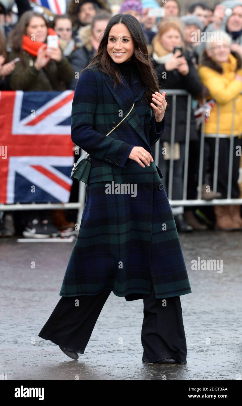 Meghan Markle durante una passeggiata sulla spianata al Castello di Edimburgo, durante la loro visita in Scozia. Il credito fotografico dovrebbe essere: Doug Peters/EMPICS Entertainment Foto Stock