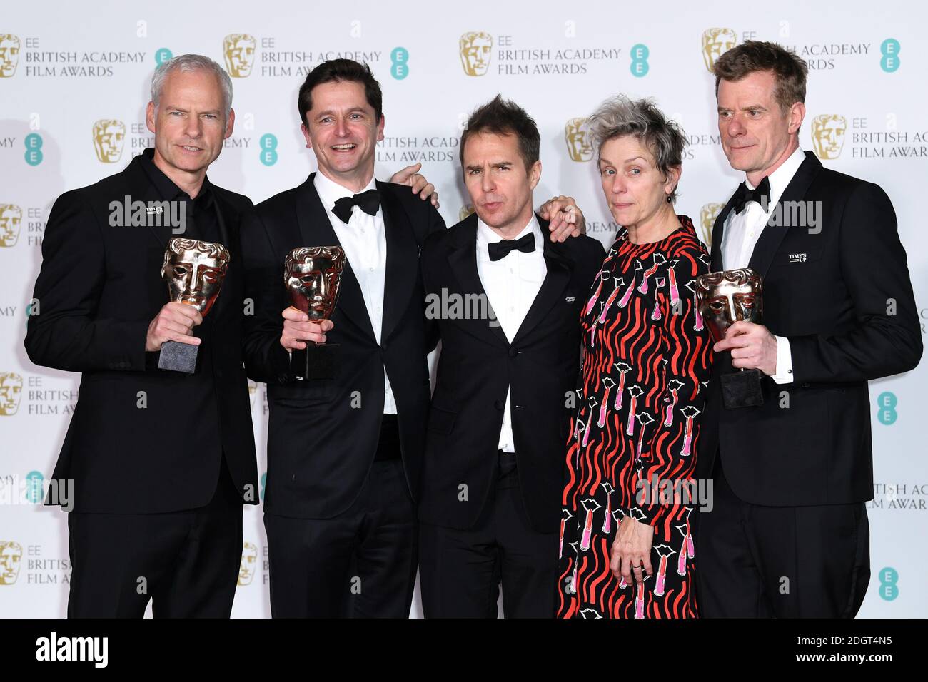 Peter Czernin, Martin McDonagh, Sam Rockwell, Frances McDormand e Graham Broadbent con il premio come miglior film per tre tabelloni esterni a Ebbing, Missouri, nella sala stampa durante l'EE British Academy Film Awards tenutosi presso la Royal Albert Hall, Kensington Gore, Kensington, Londra Foto Stock
