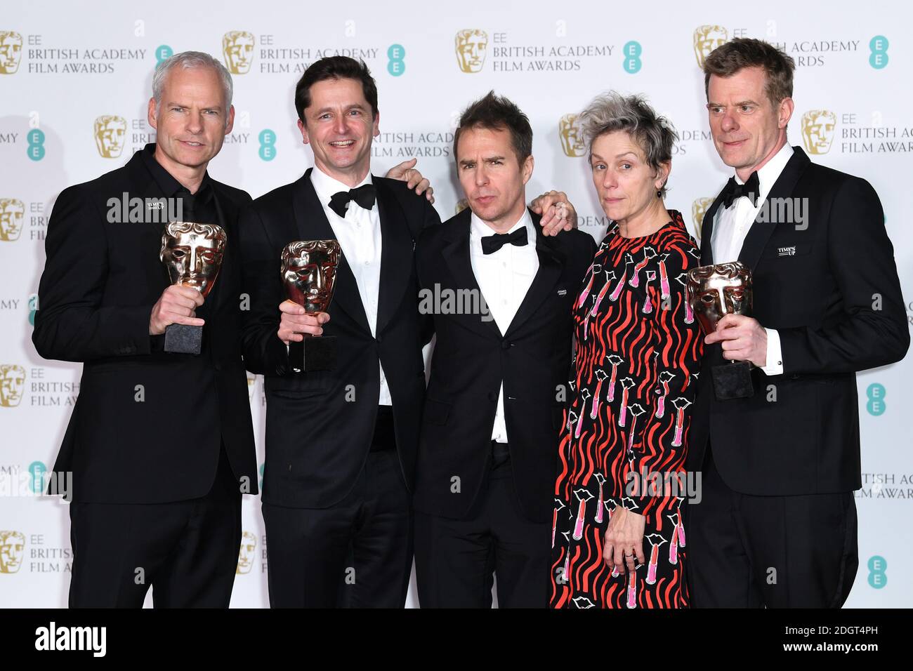 Peter Czernin, Martin McDonagh, Sam Rockwell, Frances McDormand e Graham Broadbent con il premio come miglior film per tre tabelloni esterni a Ebbing, Missouri, nella sala stampa durante l'EE British Academy Film Awards tenutosi presso la Royal Albert Hall, Kensington Gore, Kensington, Londra Foto Stock