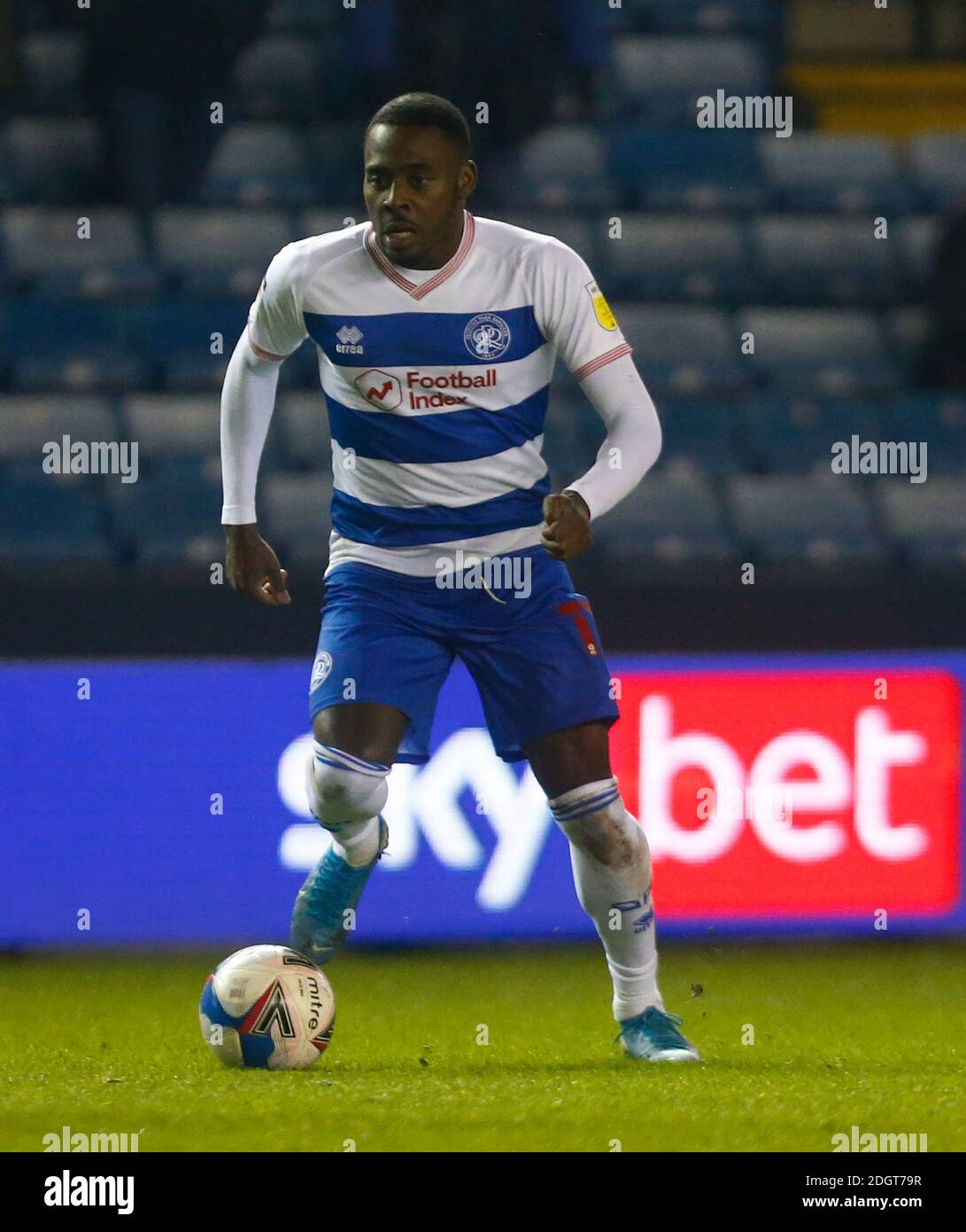 LONDRA, Regno Unito, DICEMBRE 08: Queens Park Rangers' Bright Osayi-Samuel durante il campionato Sky Bet tra Millwall e Queens Park Rangers Foto Stock