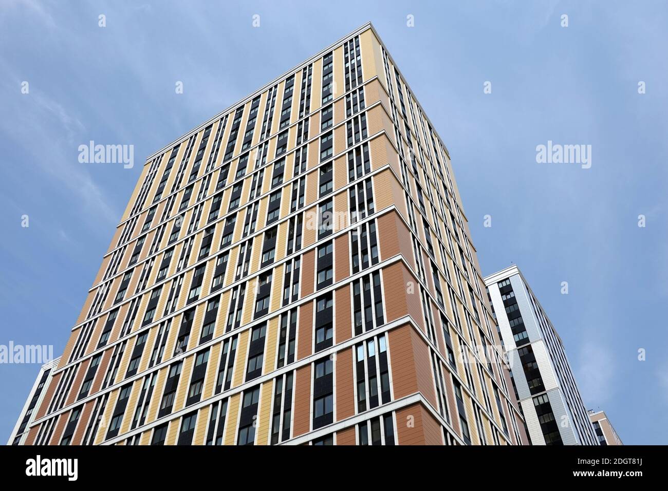 Vista prospettica dal basso verso l'alto dei moderni grattacieli della città con molte finestre nel gruppo urbano Foto Stock