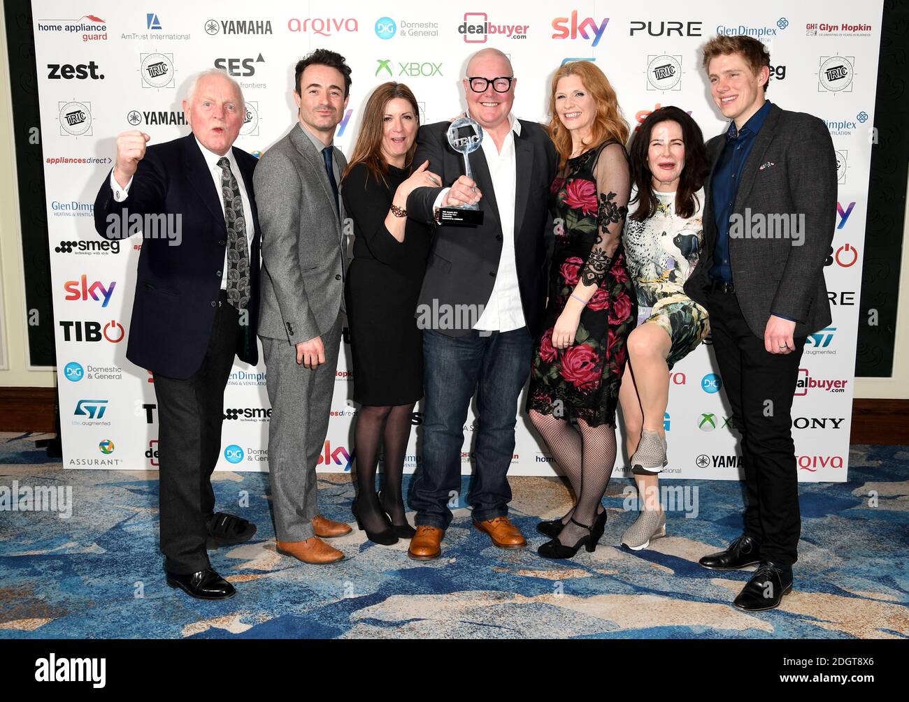 Ryan Hawley (a destra), Katherine Dow Blyton (terza a sinistra), Dominic Brunt (al centro), Chris Chittell (a sinistra), Samantha Giles (terza a destra), Joseph McFadden (seconda a sinistra), Sally Dexter (seconda a destra) con il SOAP of the Year Award per Emmerdale al Grosvenor House Hotel di Londra nel 2018. Il credito fotografico dovrebbe essere: Doug Peters/EMPICS Entertainment Foto Stock