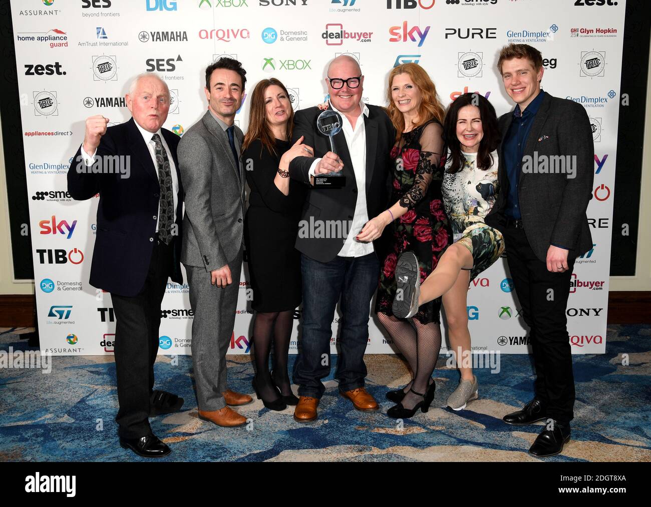 Ryan Hawley (a destra), Katherine Dow Blyton (terza a sinistra), Dominic Brunt (al centro), Chris Chittell (a sinistra), Samantha Giles (terza a destra), Joseph McFadden (seconda a sinistra), Sally Dexter (seconda a destra) con il SOAP of the Year Award per Emmerdale al Grosvenor House Hotel di Londra nel 2018. Il credito fotografico dovrebbe essere: Doug Peters/EMPICS Entertainment Foto Stock