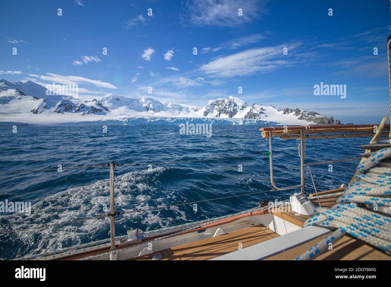 Parte di yacht con gli iceberg paesaggio in Antartide. Extreme viaggi, vela. Foto Stock