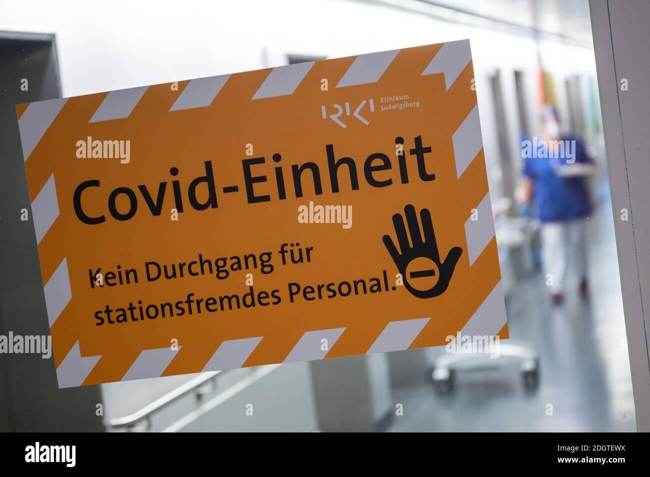 Ludwigsburg, Germania. 8 dicembre 2020. Un cartello su una porta di vetro sulla RKH Klinikum Ludwigsburg indica l'unità Covid. Credit: Sebastian Gollnow/dpa/Alamy Live News Foto Stock