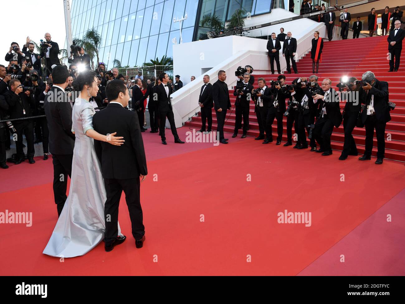 Fan Liao, Tao Zhao e Zhangke Jia che partecipano alla prima Eternals (la cenere è bianco puro) come parte del 71esimo Festival del Cinema di Cannes Foto Stock