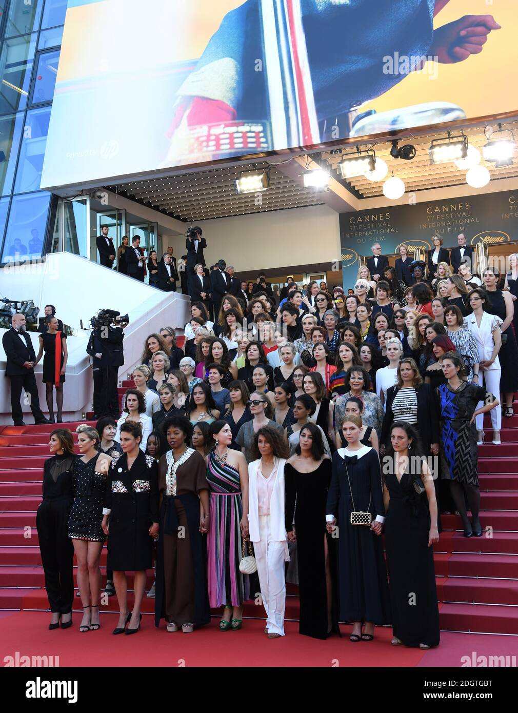 Le donne manifestanti frequentano la prima Girls of the Sun insieme a Kristen Stewart, Jury Lea Seydoux, Khadja Nin, Ava DuVerna, Cate Blanchett, Agnes Varda e Celine Sciamma come parte del 71esimo Festival di Cannes Foto Stock