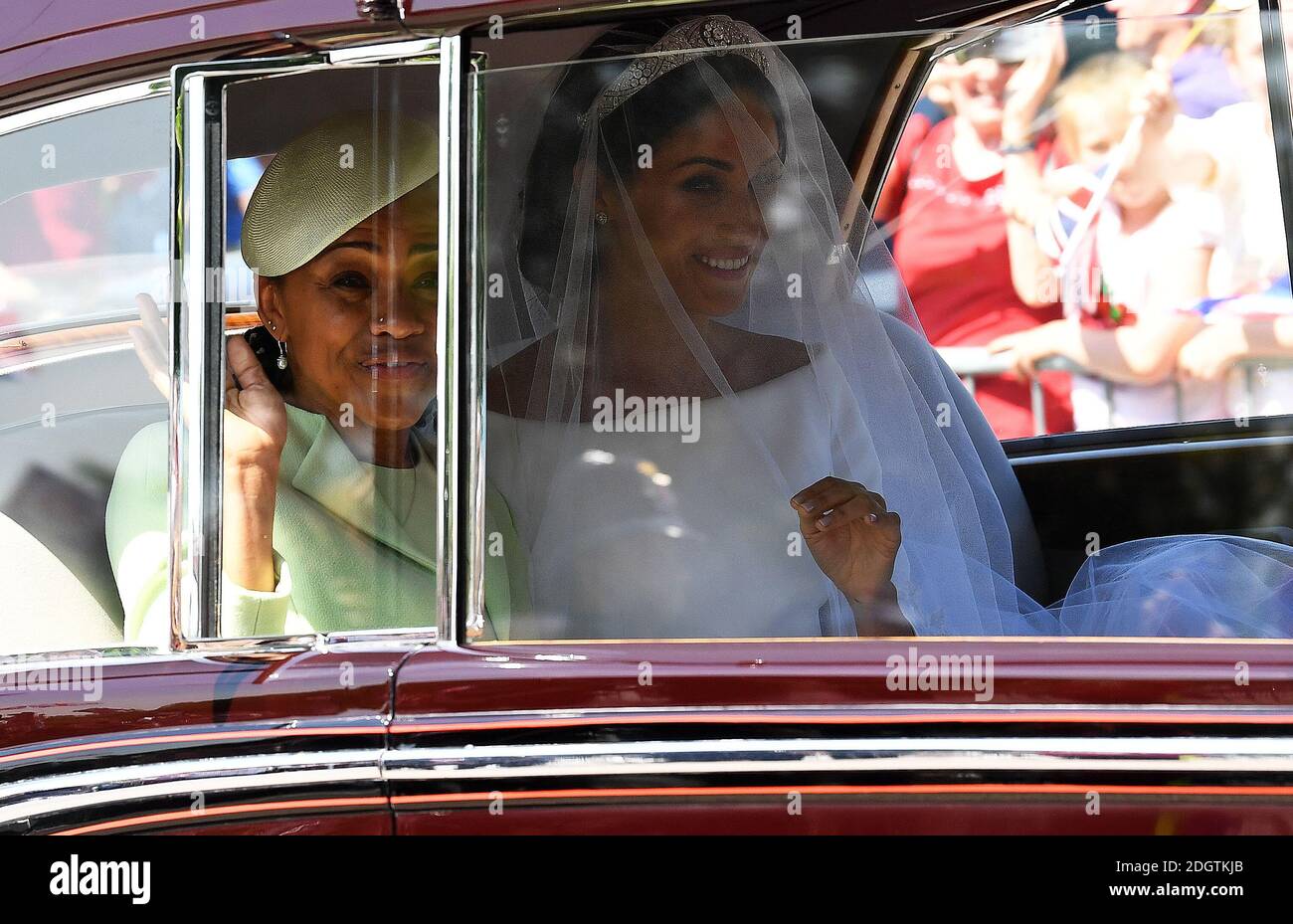 Doria Ragland e Meghan Markle si fanno strada al Castello di Windsor per il suo matrimonio con il Principe Harry. Foto Stock