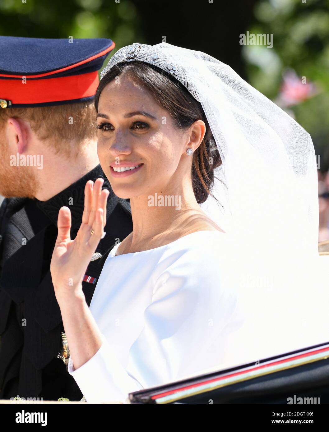 Il Principe Harry e Meghan Markle, il Duca di Sussex e la Duchessa di Sussex, cavalcano in una carrozza Ascot Landau lungo la passeggiata lunga dopo il loro matrimonio nella Cappella di San Giorgio nel Castello di Windsor. Il credito fotografico dovrebbe essere: Doug Peters/EMPICS Foto Stock