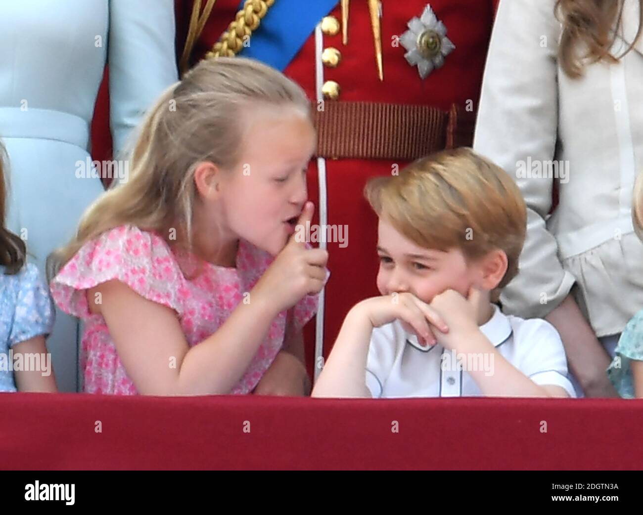 Savannah Phillips e Prince George, sul balcone di Buckingham Palace a Trooping the Color, Londra. Il credito fotografico dovrebbe essere: Doug Peters/EMPICS Foto Stock
