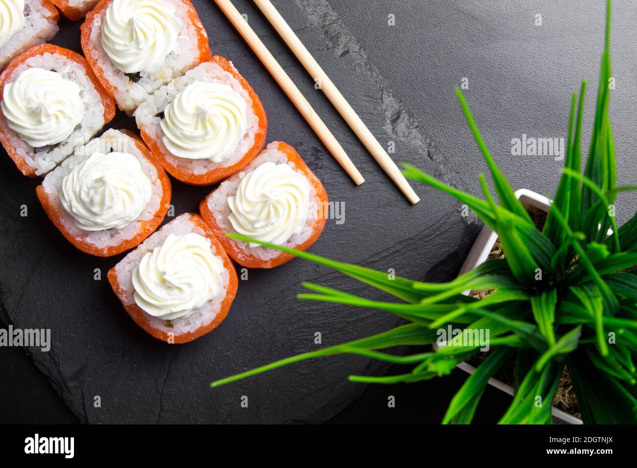 Sushi Rolls Philadelphia con salmone e condito con formaggio cremoso Foto Stock