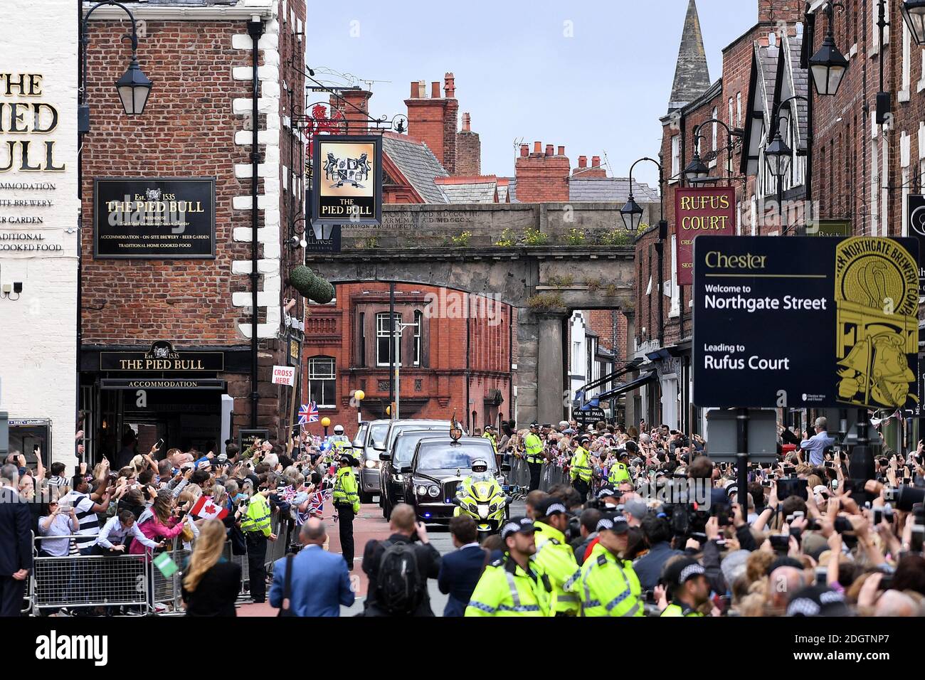 Una vista della motocicletta come la Regina Elisabetta II e. La Duchessa del Sussex arriva via Northgate Street a Chester Foto Stock