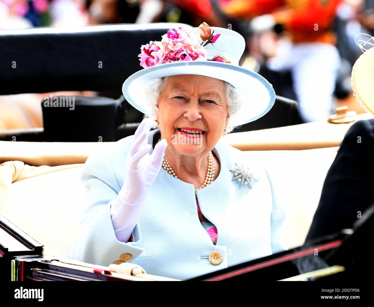 Regina Elisabetta II durante il secondo giorno di Ascot reale a. Ippodromo di Ascot Foto Stock