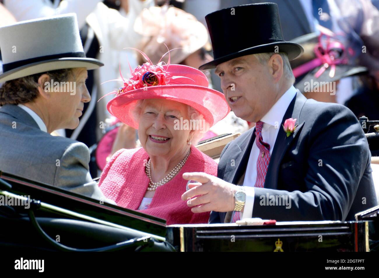 La regina Elisabetta II e il principe Andrew il duca di York durante il terzo giorno di Ascot reale all'Ippodromo di Ascot. Il credito fotografico dovrebbe essere: Doug Peters/EMPICS Entertainment Foto Stock