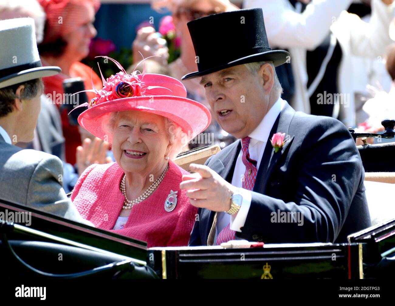 La regina Elisabetta II e il principe Andrew il duca di York durante il terzo giorno di Ascot reale all'Ippodromo di Ascot. Il credito fotografico dovrebbe essere: Doug Peters/EMPICS Entertainment Foto Stock