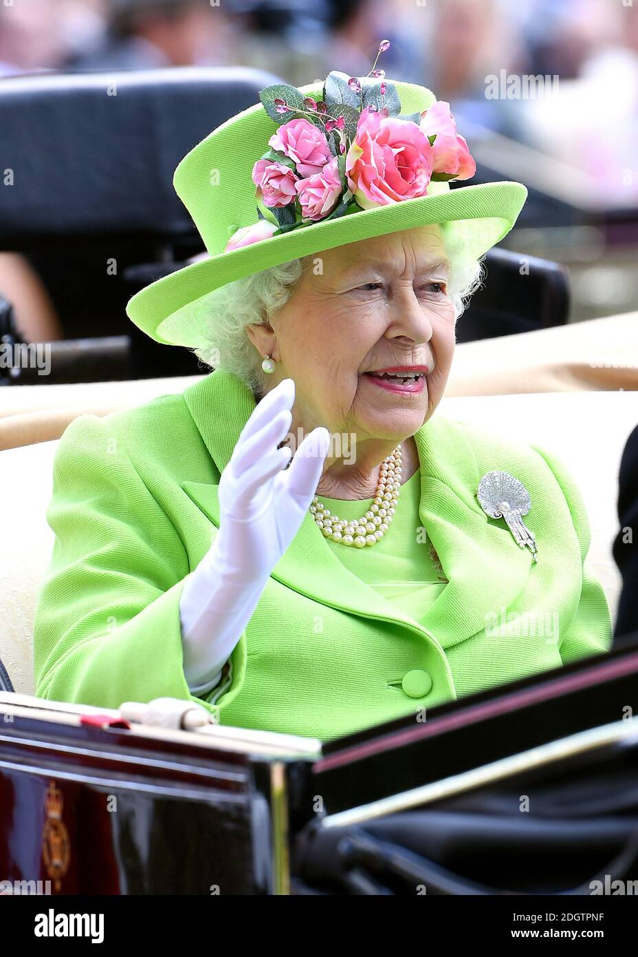 Regina Elisabetta II durante il quarto giorno di Ascot reale all'Ippodromo di Ascot. Il credito fotografico dovrebbe essere: Doug Peters/EMPICS Entertainment. Foto Stock