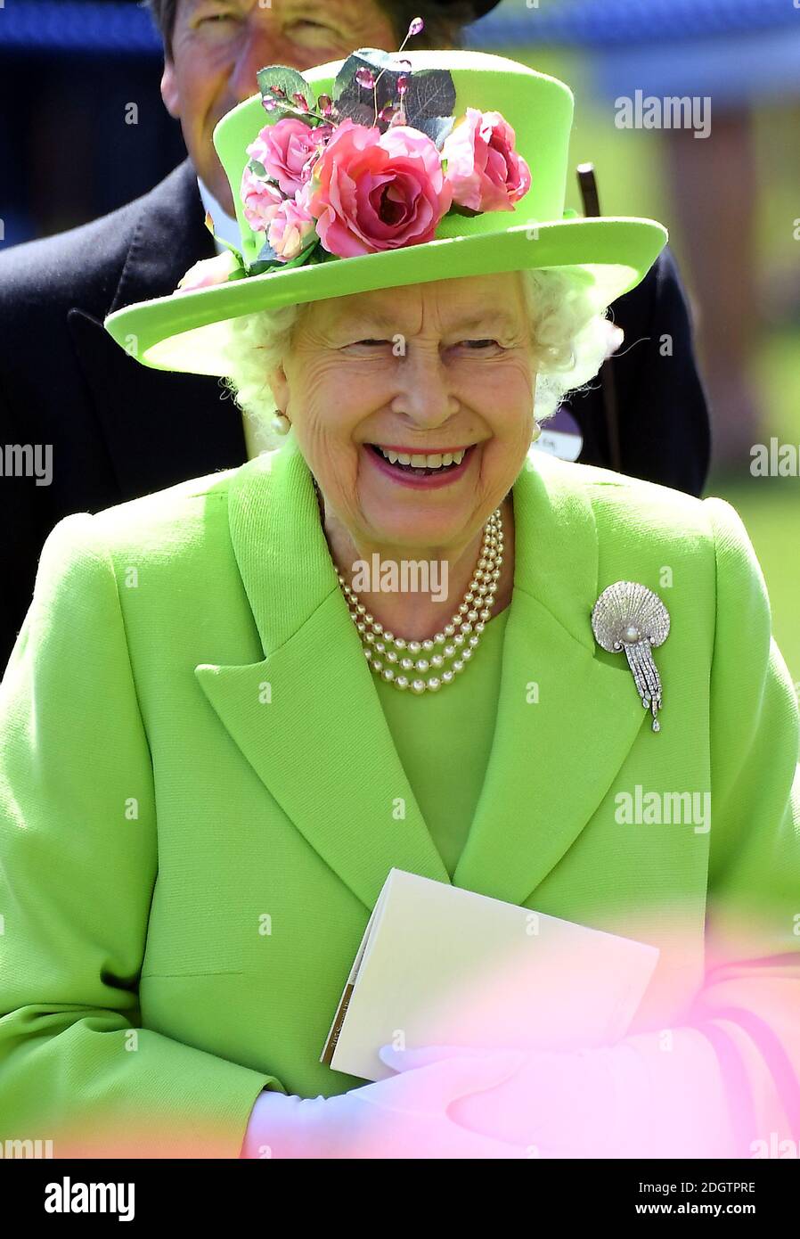 Regina Elisabetta II durante il quarto giorno di Ascot reale all'Ippodromo di Ascot. Il credito fotografico dovrebbe essere: Doug Peters/EMPICS Entertainment. Foto Stock