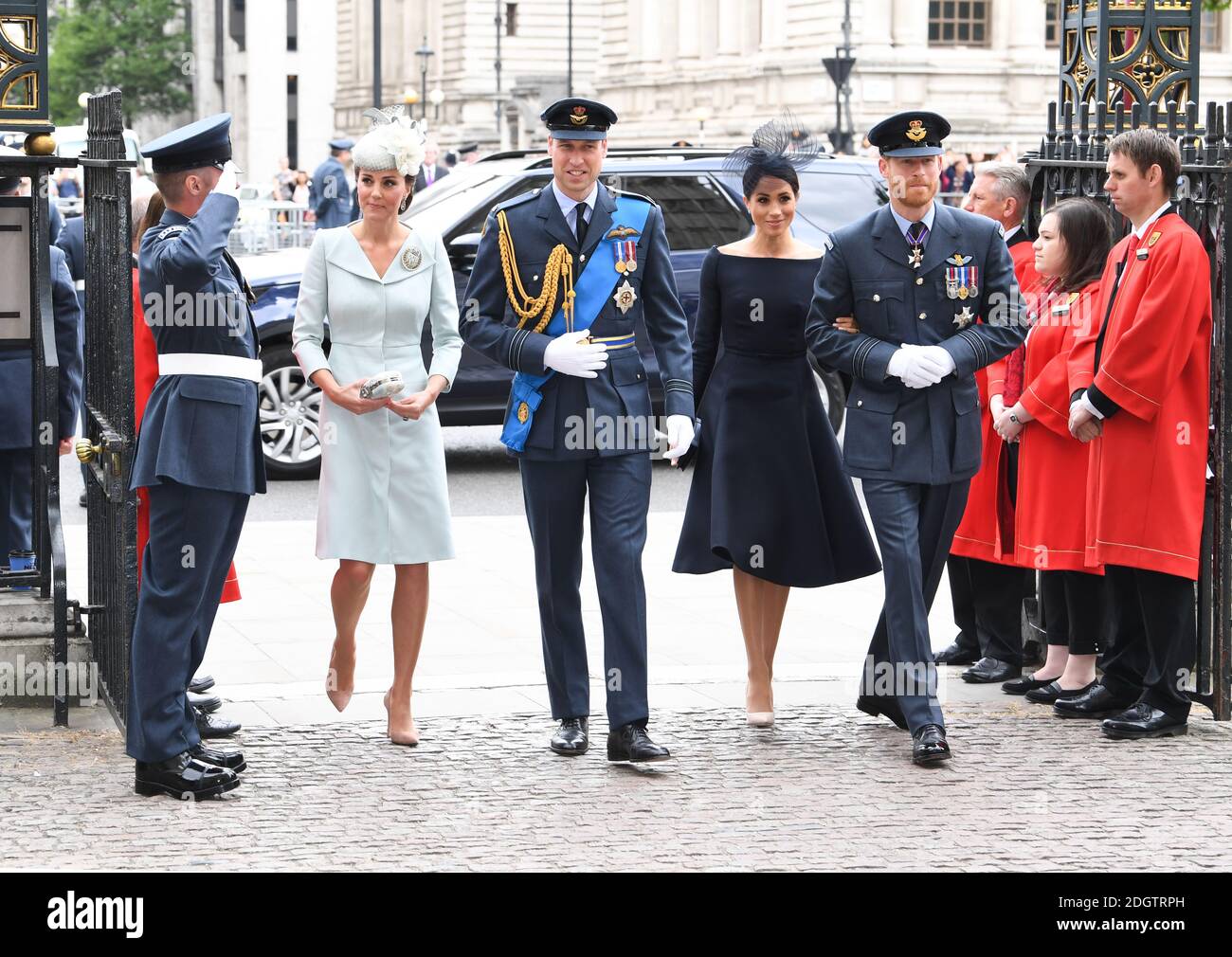 Catherine, Duchessa di Cambridge (a sinistra), il Principe Guglielmo, Duca di Cambridge (seconda a sinistra), Meghan, Duchessa di Sussex, e il Principe Harry (a destra) durante il centenario della RAF all'Abbazia di Westminster, Londra. Il credito fotografico dovrebbe essere: Doug Peters/EMPICS Foto Stock