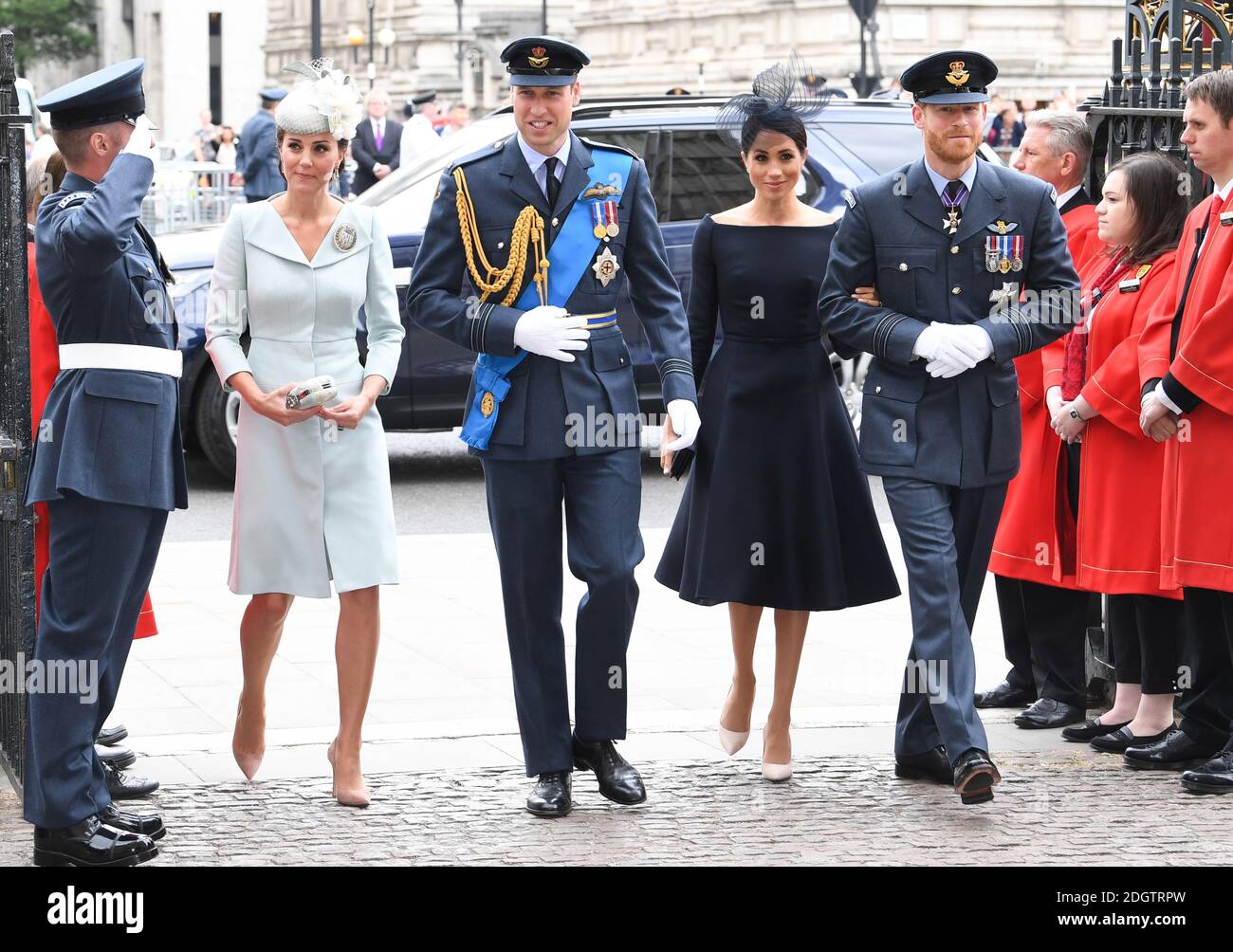 Catherine, Duchessa di Cambridge (a sinistra), il Principe Guglielmo, Duca di Cambridge (seconda a sinistra), Meghan, Duchessa di Sussex, e il Principe Harry (a destra) durante il centenario della RAF all'Abbazia di Westminster, Londra. Il credito fotografico dovrebbe essere: Doug Peters/EMPICS Foto Stock