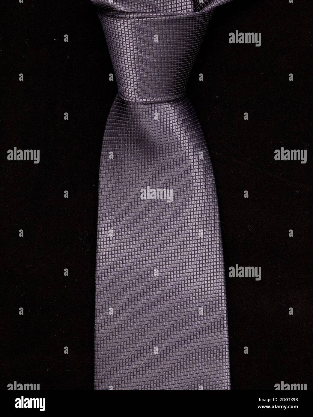 Cravatta nera su sfondo bianco Foto Stock