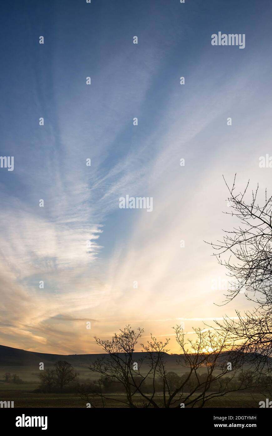 Nubi in un cielo all'alba sul North Wessex Downs vicino a Devizes Wiltshire Inghilterra Regno Unito Foto Stock