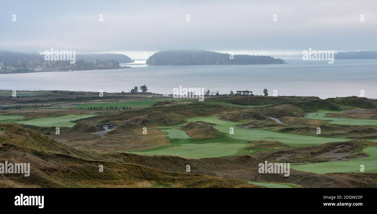 Vista mattutina del campo da golf Chambers Bay, Ketron Island e Steillacoom dal Grand View Trail. Chamber Bay ha ospitato il 2015 US Open Foto Stock
