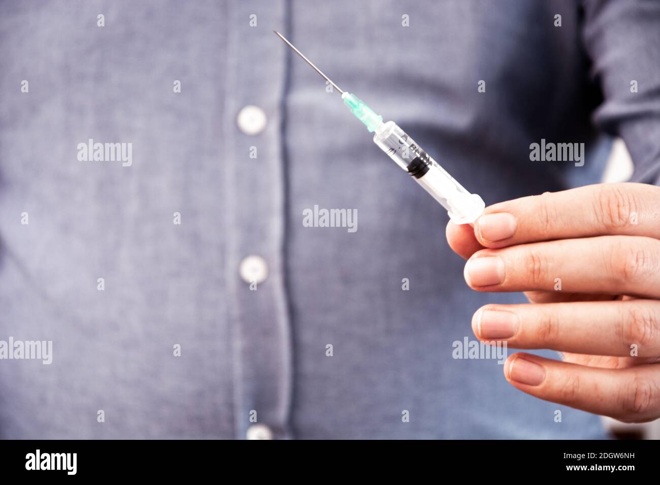 Medico con la siringa immagini e fotografie stock ad alta risoluzione -  Alamy