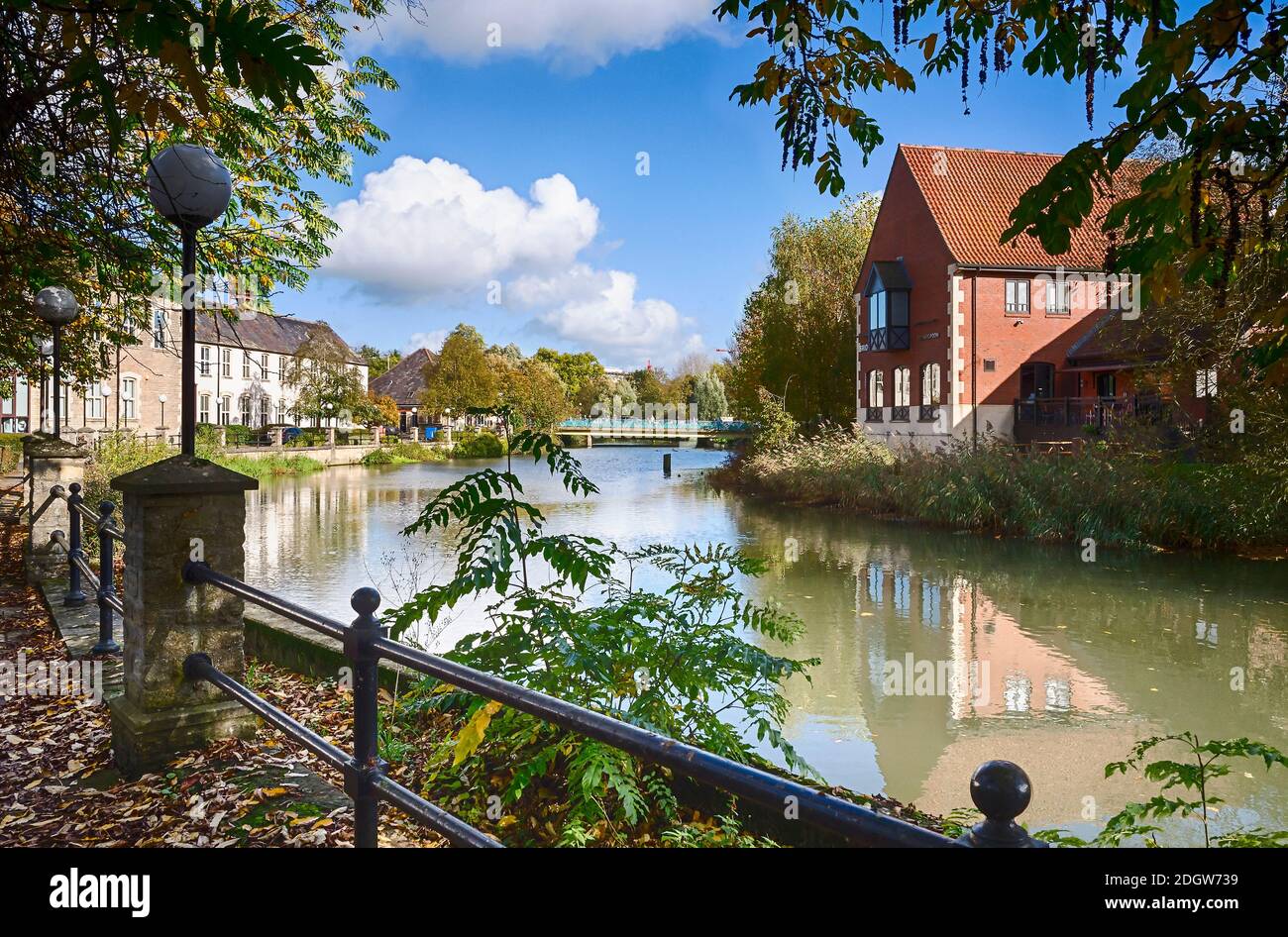 Il fiume Avon che scorre attraverso Chippenham Wiltshire Inghilterra UK visto da una passeggiata ombreggiata lungo il fiume Foto Stock