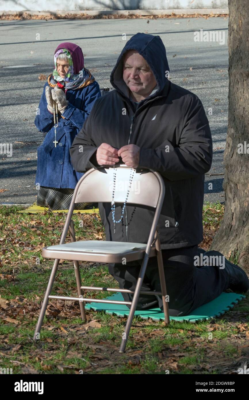 2 devoti fedeli cattolici romani pregano presso il sito del Padiglione Vaticano nel parco Flushing Meadows, dove Maria e Gesù apparvero a Veronica Lueken. A New York. Foto Stock