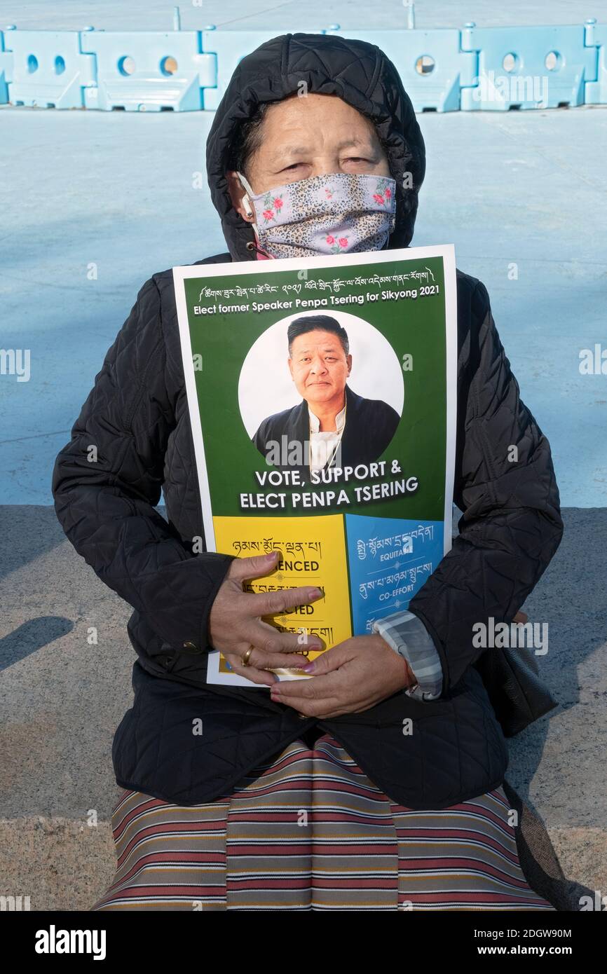 Una donna tibetana-americana ha un manifesto a sostegno della candidatura di Penpa Tsering alla presidenza del governo tibetano in esilio. Rally a Queens NY Foto Stock