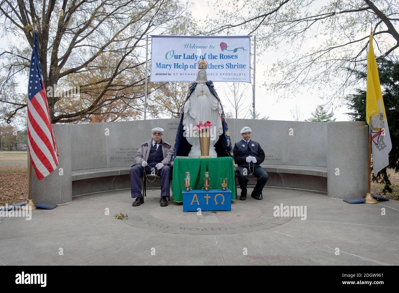 I devoti cattolici romani pregano presso il sito del Padiglione Vaticano nel parco di Flushing Meadows Corona, dove Mary & Jesus apparve a Veronica Lueken. L'altare. Foto Stock