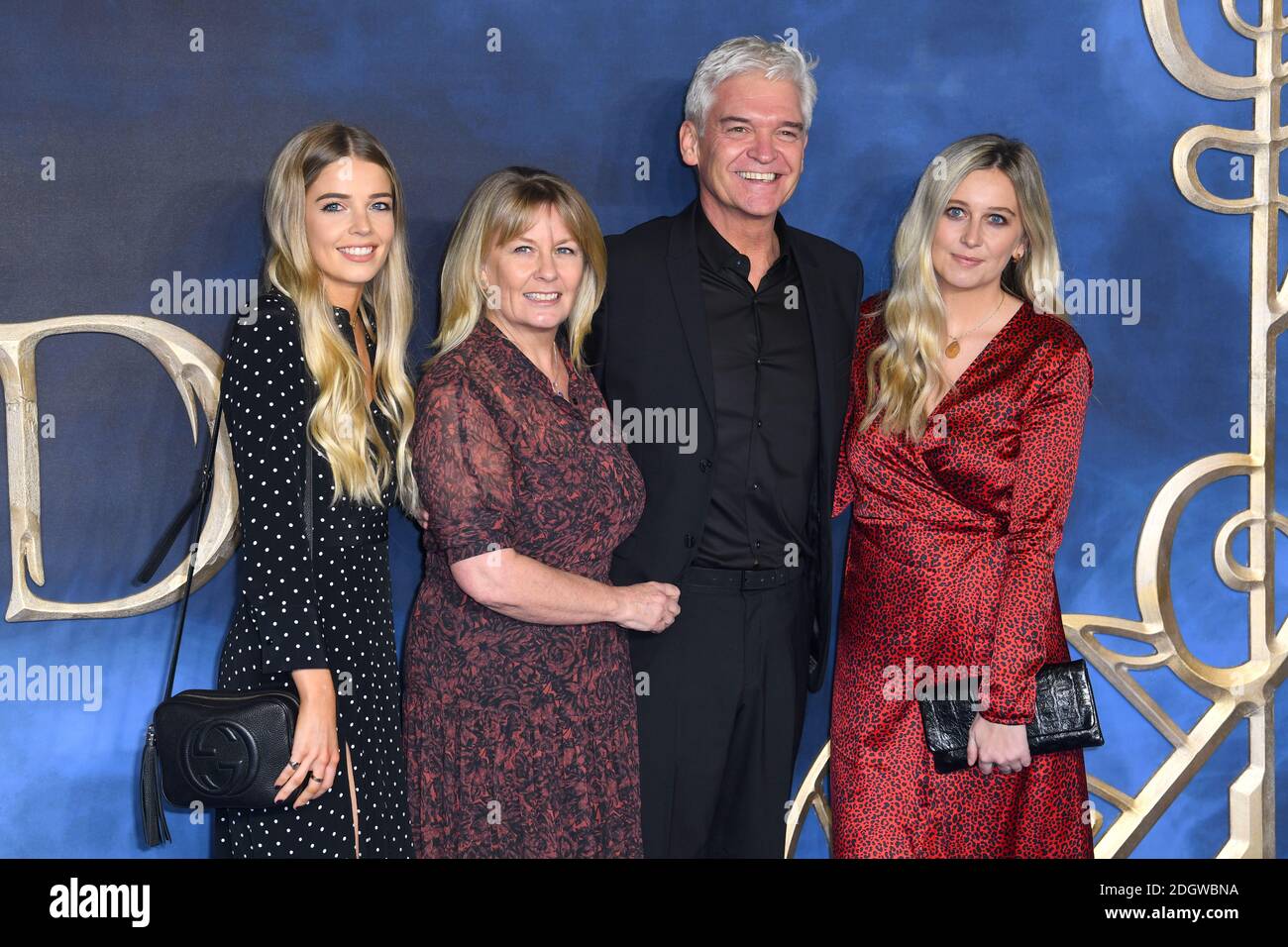 Phillip Schofield con la moglie Stephanie Lowe e le figlie Ruby Lowe e Mollie Lowe frequentano le fantastiche bestie: I crimini di Grindelwald UK prima tenuta a Leicester Square, Londra. Il credito fotografico dovrebbe essere: Doug Peters/EMPICS Foto Stock