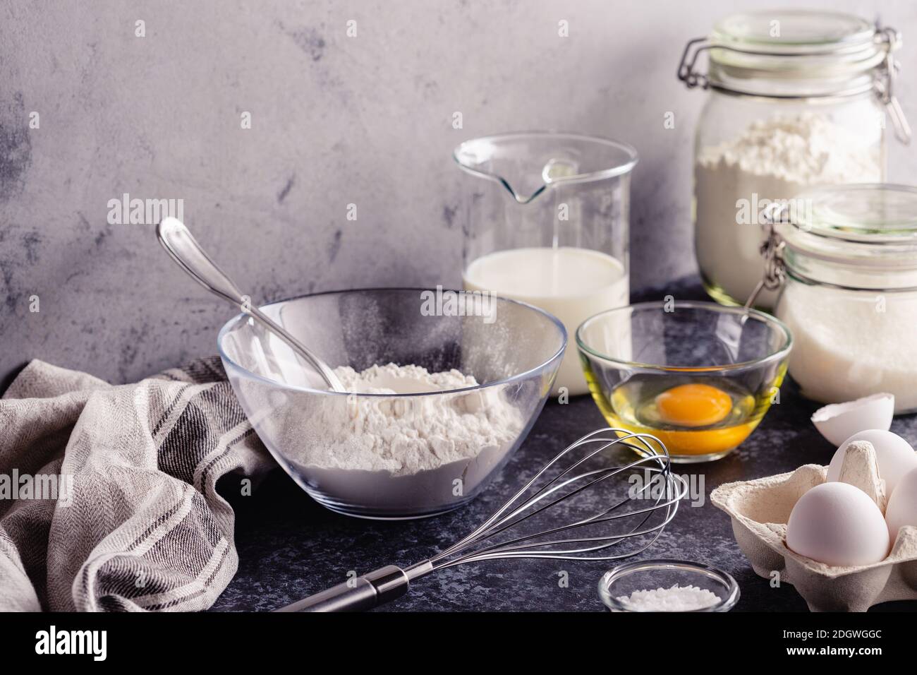 Cottura sfondo. Ingredienti per la cottura di pasta, uova, farina, zucchero, latte. Foto Stock