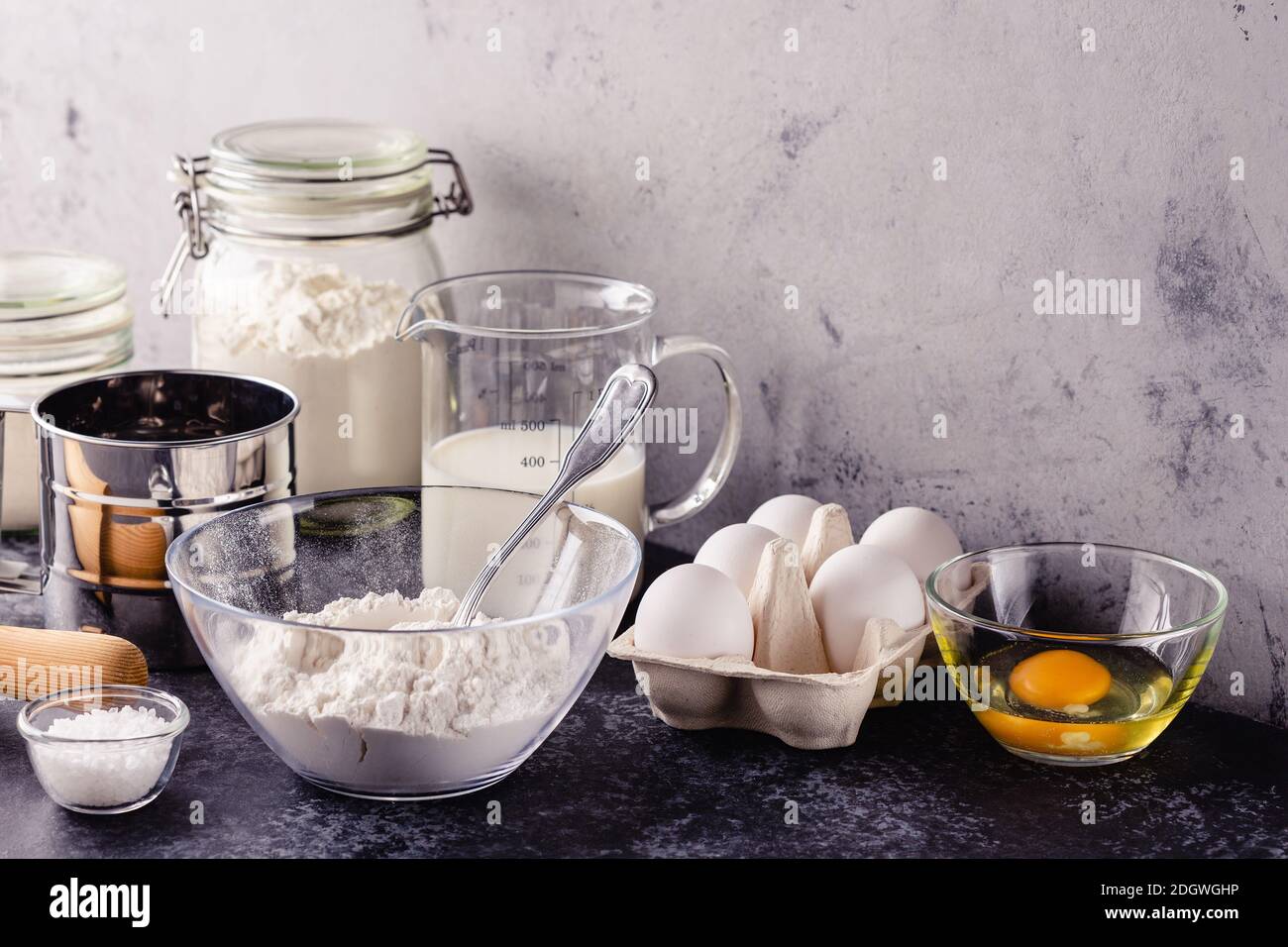 Cottura sfondo. Ingredienti per la cottura di pasta, uova, farina, zucchero, latte. Foto Stock