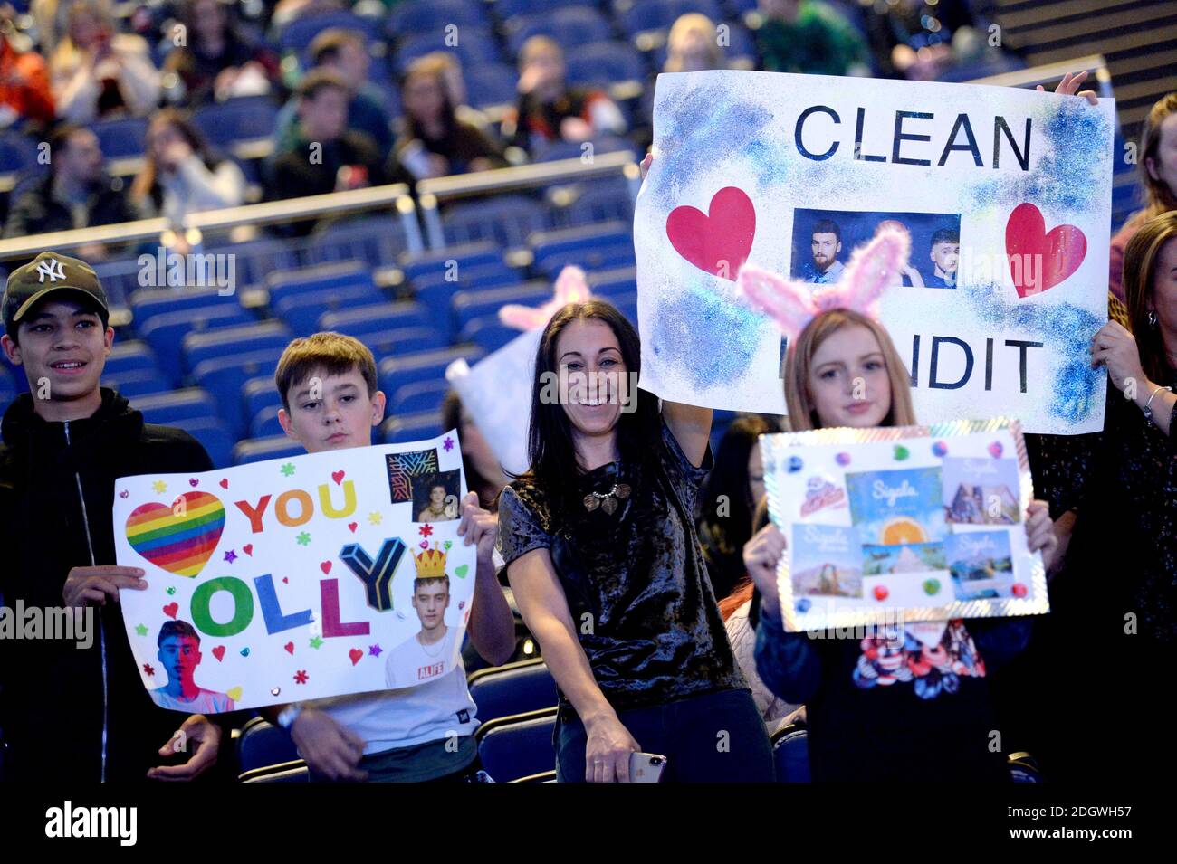 I tifosi degli stand tengono i cartelli prima dell'inizio del secondo giorno del Capital's Jingle Bell Ball 2018 con Coca-Cola all'O2 Arena, Londra. Il credito immagine dovrebbe essere: Doug Peters/EMPICS Entertainment Foto Stock