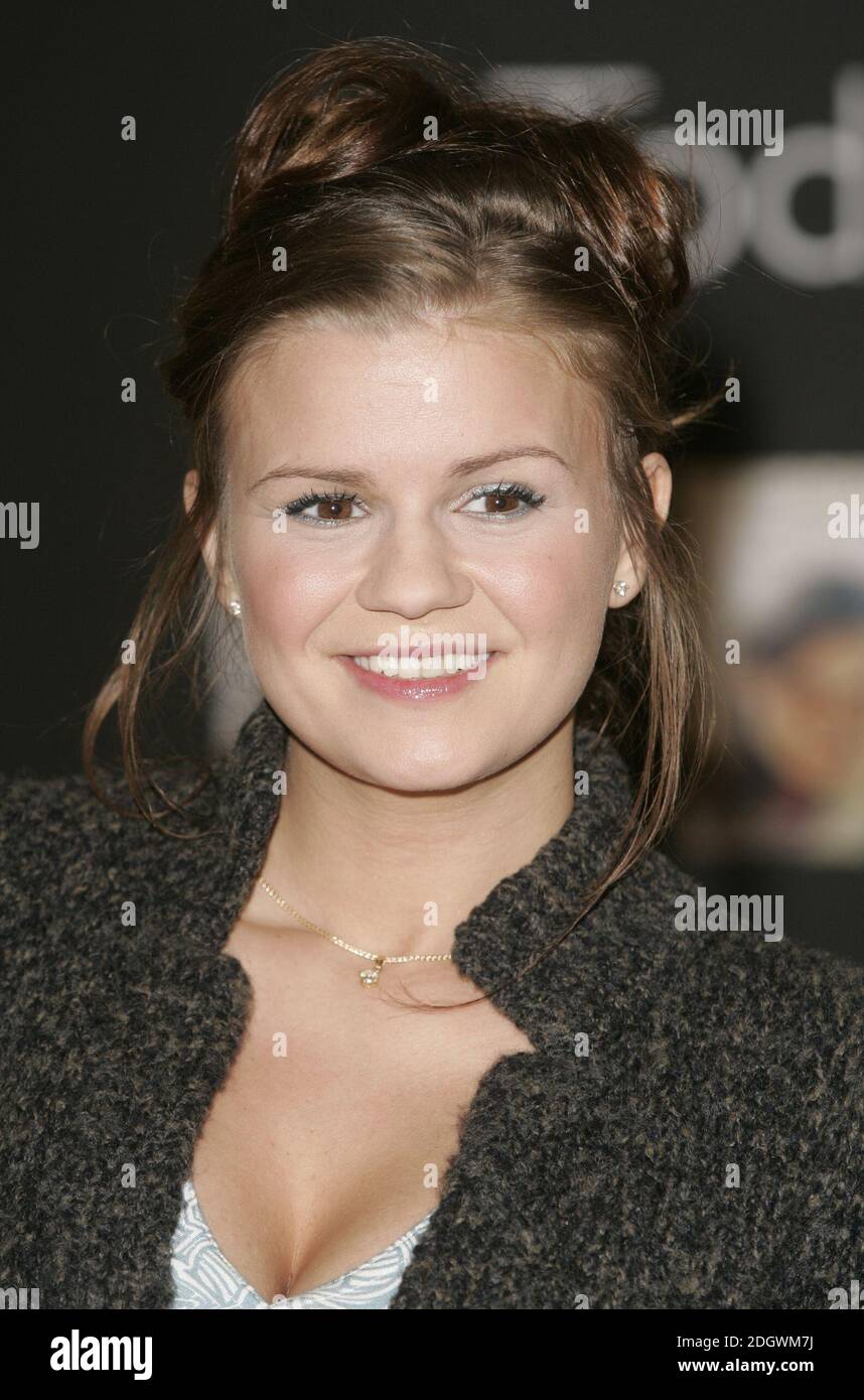 Kerry Katona firma copie della sua autobiografia troppo giovane, al
