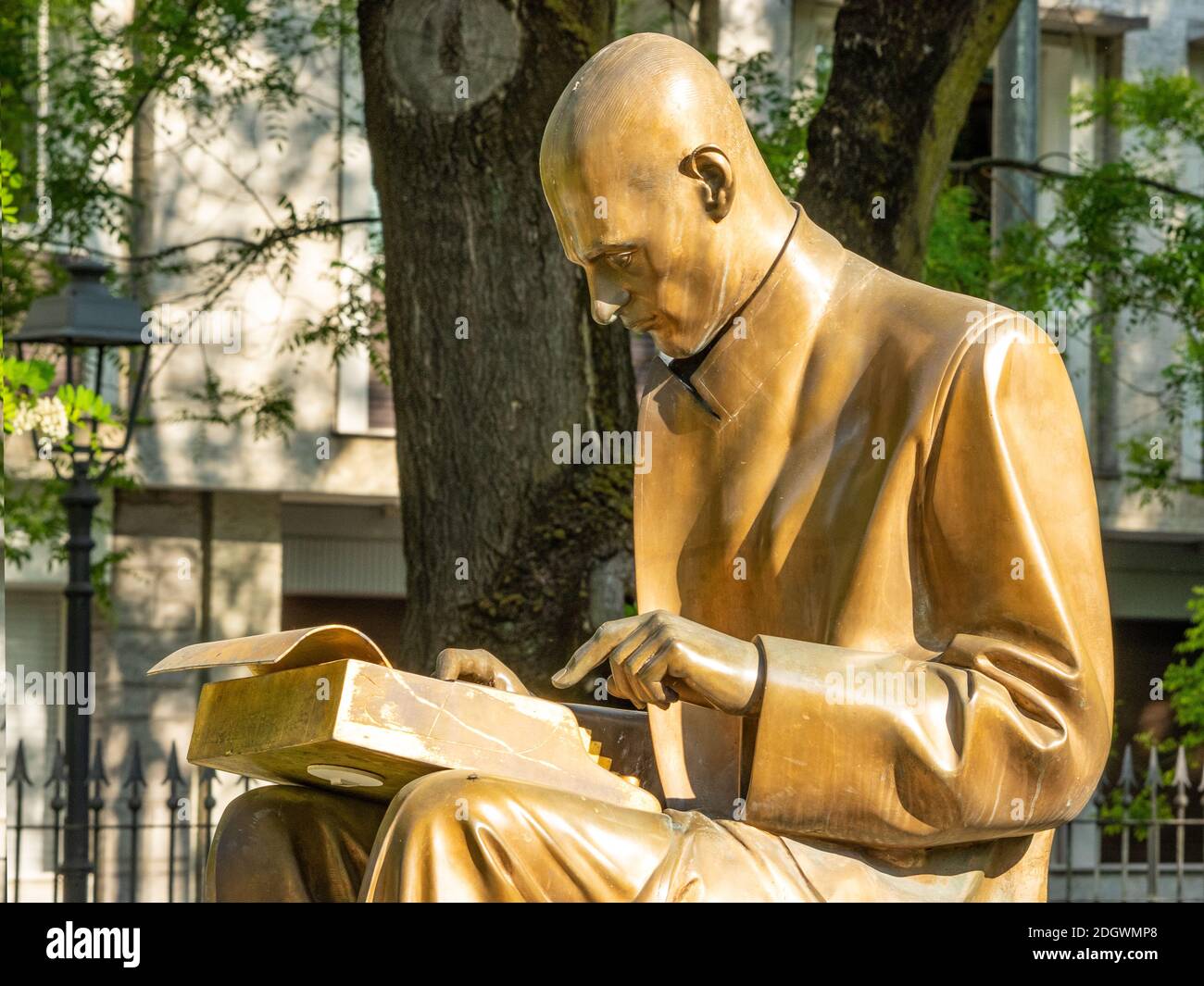 Monumento in bronzo dorato a Indro Montanelli nei Giardini pubblici Di porta Venezia ribattezzata con il nome del famoso Giornalista nel 2002.Milano - Italia Foto Stock