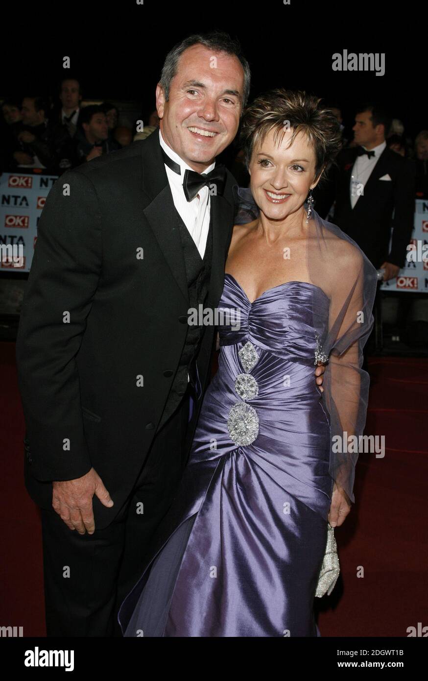 Alan Fletcher e Jackie Woodburne arrivano al National Television Awards 2006, The Royal Albert Hall, Londra. Foto Stock