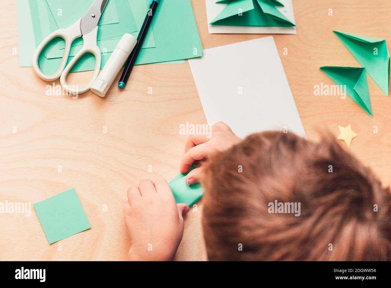 Punto 4 di fare la scheda di Natale. Ripetere i passi 2 e 3 con altri fogli di carta Foto Stock