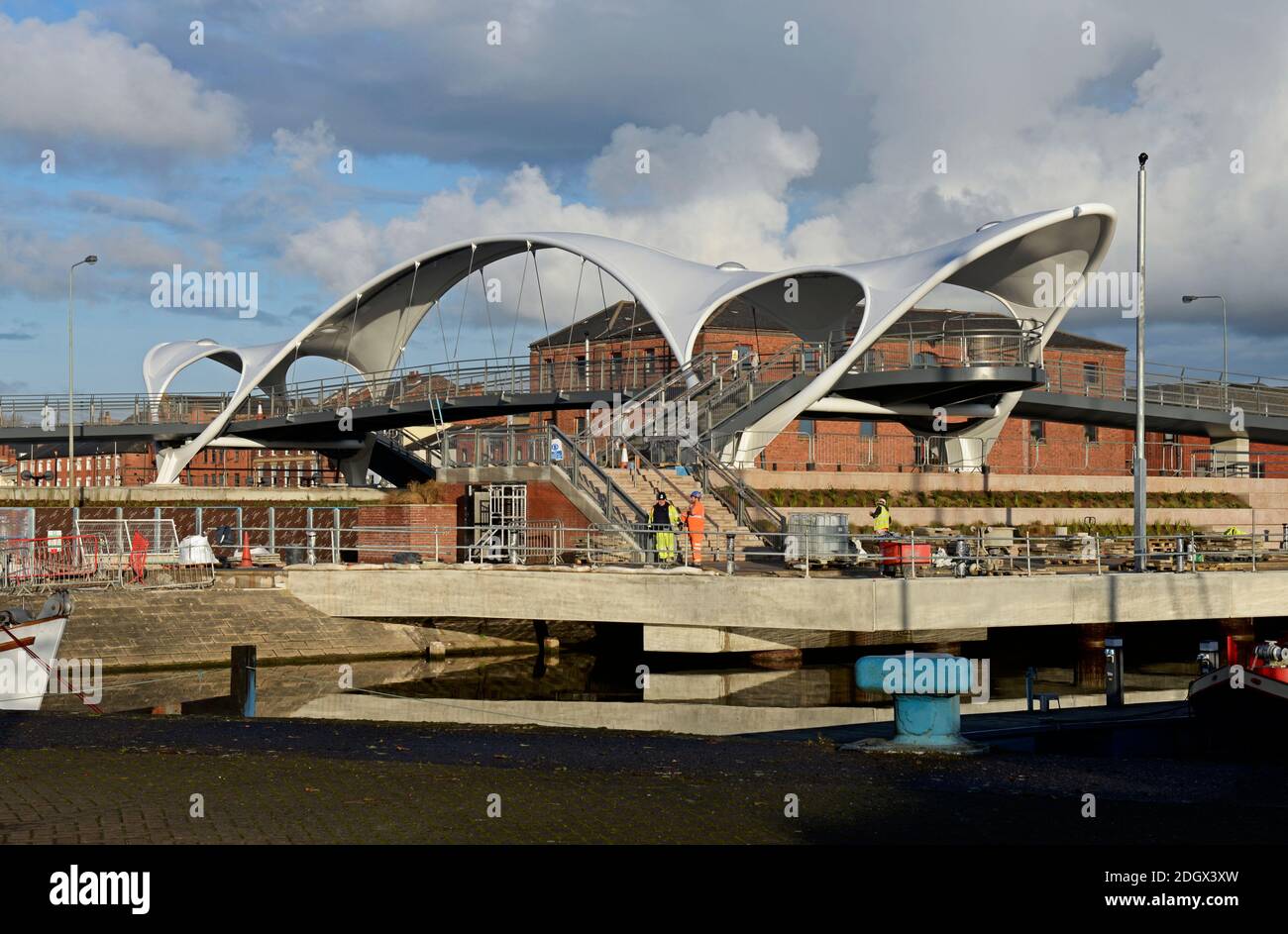 Il nuovo ponte pedonale eretto sulla A63, per collegare il porto e il centro città, Hull, East Yorkshire, Humberside, Inghilterra UK Foto Stock